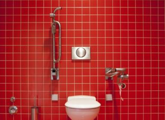 Czego nie robić w publicznej toalecie?