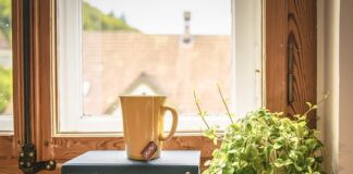 Czym wypełnić szczelinę między oknem a parapetem?