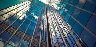 Jak ozdobić szklany klosz?