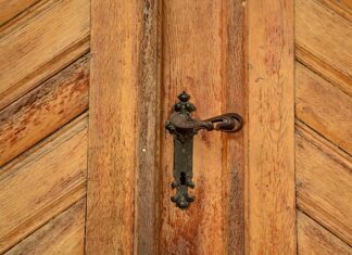 Czym smarować okucia okienne?