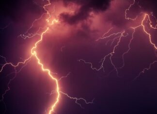 Czy zostawiać kliny pod oknami?