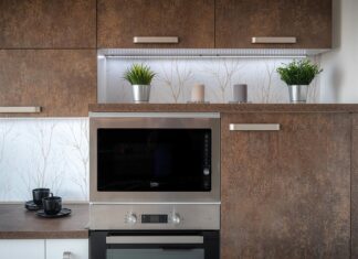 Czy lodówka może być podłączona do agregatu?