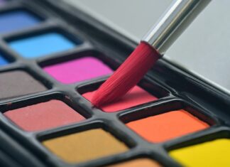 W jakim kierunku malować sufit?