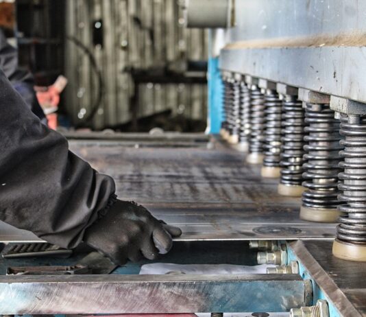 Szybkie i powtarzalne cięcie materiałów przy użyciu profesjonalnej gilotyny